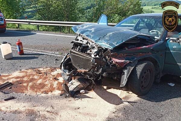 Řidič ve Starém Hrozenkově narazil do svodidel, z auta mu museli pomáhat hasiči - ZLIN.CZ