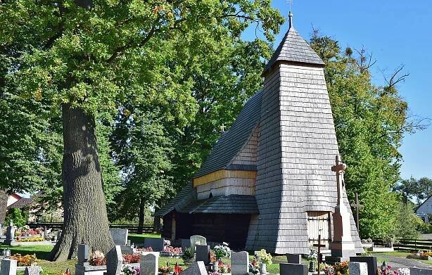 Soubor:Zacharzowice Kościół św. Wawrzyńca - widok pd-zach.JPG