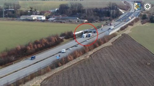 Policie chytala kamiony, které předjížděním brzdí provoz na dálnici - Novinky