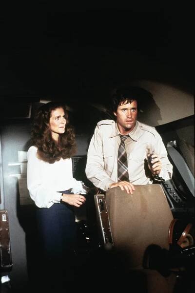 Robert Hays and Julie Hagerty in Pripoutejte se, prosím! (1980)