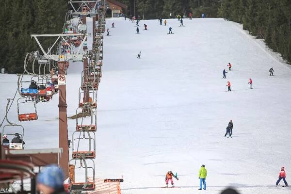 Harusův kopec u Nového Města na Moravě o víkendu ožil lyžaři | Vysočina-news.cz