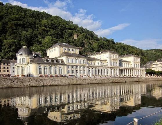Bad Ems: Lahn und  Kursaalgebäude mit Spielbank, Kurtheater und Marmorsaal.Lahn river and casino, Bad Ems, Rheinland-Pfalz, Germany (Bedeutende Kurstädte Europas; UNESCO-Welterbe in Deutschland)
