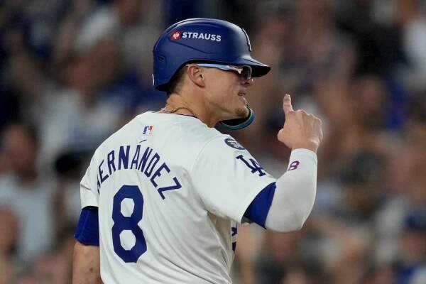 Dodgers announce signing of Kike Hernandez during Super Bowl