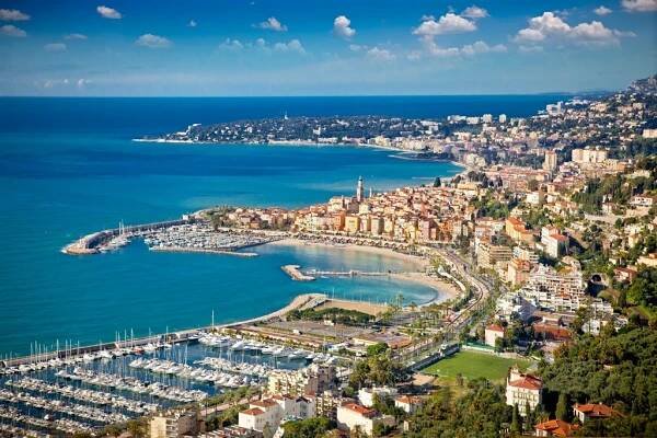 Panoramatický výhled na Sanremo, pobřeží Azuru, Itálie. — Stock obrázek