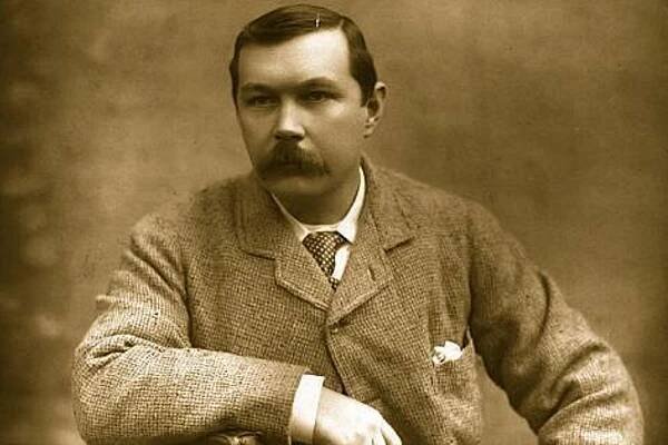 Arthur Ignatius Conan Doyle (22.5.1859 – 7.7.1930): autor detektiva Sherlocka Holmese, postavy, kterou čtenáři odmítli nechat zemřít