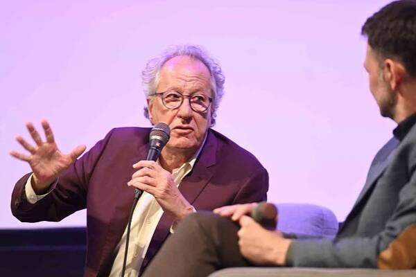 Geoffrey Rush s moderátorem Sašou Michailidisem | iROZHLAS - spolehlivé zprávy