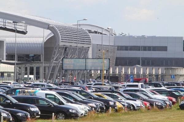 Parkoviště VALET Parkování Letiště Poznaň - rezervace online | PARKLOT.PL - PARKLOT.CZ