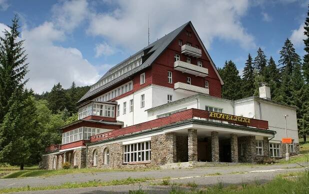 Slavný šumavský hotel Rixi šel k zemi, vojáci místo něj postaví nový