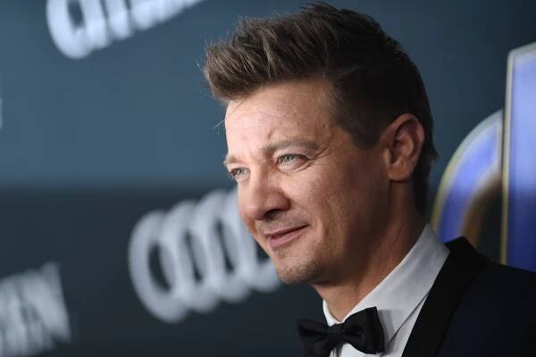 Jeremy Renner sdílel první fotografii z nemocnice. Poděkoval lidem za podporu