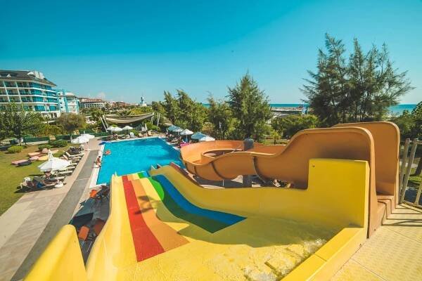 Commodore Elite Suites & SPA 5* - bazén so šmýkačkami