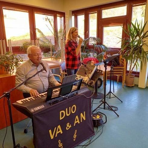 Hudební vystoupení p. VÁCLAV ŽÁKOVEC a p. ANNA VOLÍNOVÁ 2