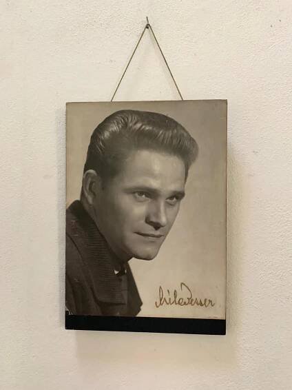 Velké foto herce Viléma Bessera s podpisem na dřevěné desce - Starožitnosti a umění