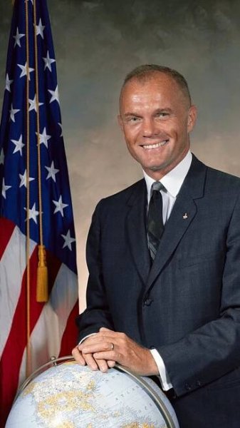 Senátor i kosmonaut Glenn  1