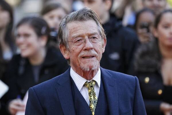 Ve věku 77 let zemřel britský herec John Hurt, známý z filmů Sloní muž nebo Vetřelec | Hospodářské noviny (HN.cz)