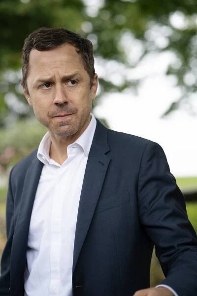 Slizoun Pete - The Stamford Trust Fall (S03E03) (2019)