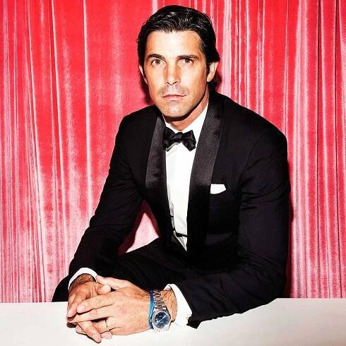 Dress shirt, Collar, Hand, Sitting, Outerwear, Coat, Formal wear, Suit, Watch, Blazer, 