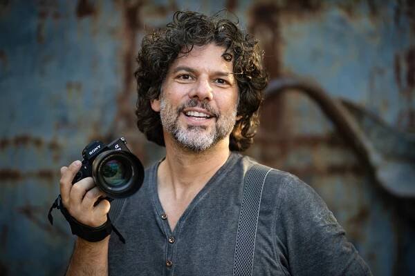Foto das den Fotografen  Gregory B. Waldis mit der Kamera in der Hand zeigt.  Aufgenommen von Cosima Höllt