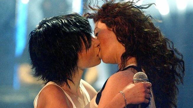 První koncert po letech: Legendární Tatu vystoupily na Krymu. Fanoušci ze sexy Leny a Julie šíleli