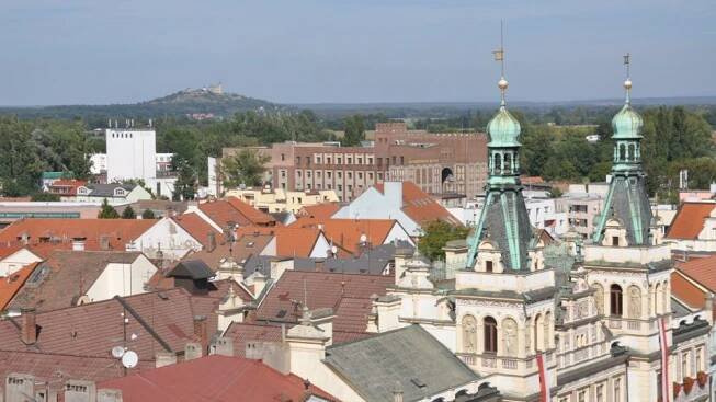 Pohled přes věže radnice na Kunětickou horu