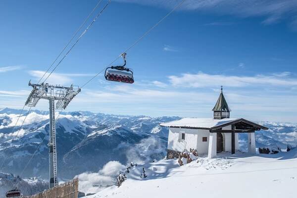 Zasněžený kohoutí hřeben Hahnenkamm už zase láká lyžaře - TTG Czech Republic