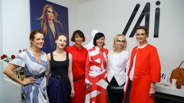 Herečky Andrea Růžičková, Anna Fialová, Lenka Vlasáková, designerka Lenka Mulabegovič, herečka Jana Plodková a moderátorka Daniela Písařicová