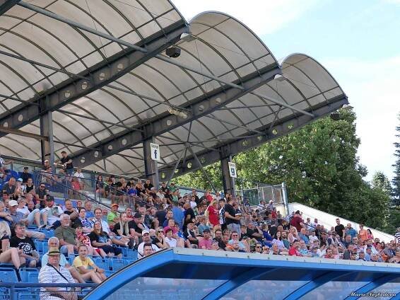 Při příležitosti devadesáti let fotbalu v Drnovicích zažil tamní stadion exhibiční fotbalový zápas.