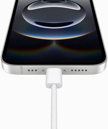 iPhone 16e s USB-C konektorem pro snadné nabíjení iPhonu, Macu, iPadu, AirPods a dalších zařízení jedním kabelem.