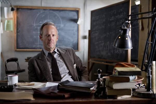 Manhattan - Záskok - Z filmu - John Benjamin Hickey