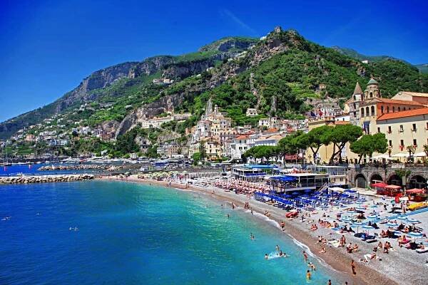 Amalfi Coast Italy is a beautiful vacation destination that is perfect for a family vacation or a romantic getaway. Top places to stay and things to do in the Amalfi Coast. Read about the best Amalfi Coast towns that you need to visit. #Positano #Sorrento #Ravello #AmalfiCoast #Amalfi #Italy #Travel #ItalyTravel