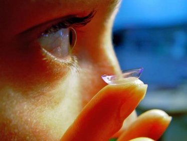 Lekári našli 27 kontaktných šošoviek v oku ženy, pričom ona sama ani netušila, že ich tam má | interez.sk