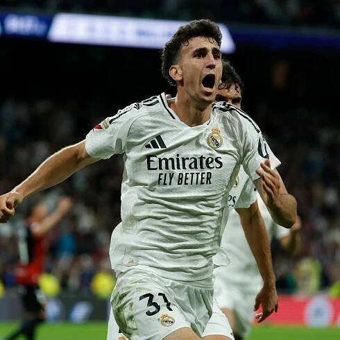 Real Madrid score stoppage-time winner to delay Barcelona’s title triumph