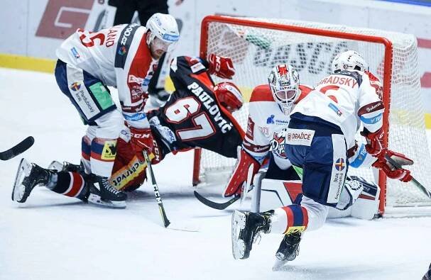 Hokejové utkání Tipsport extraligy v ledním hokeji mezi HC Dynamo Pardubice (v červenobílém) a HC Mountfield Hradec Králové (v bíločerveném) pardudubické enterie areně.