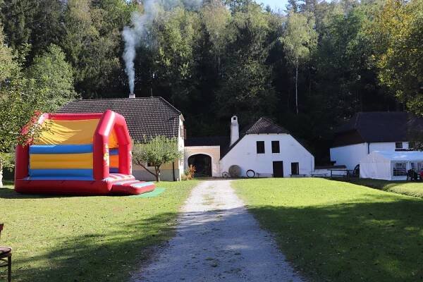 Výletníci šli ze Svinů na Buškův Hamr