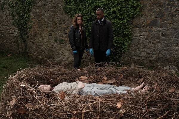 Chloé Sweetlove, Eve Myles, Elliot Edusah - The Crow Girl - I'll See You There - Z filmu