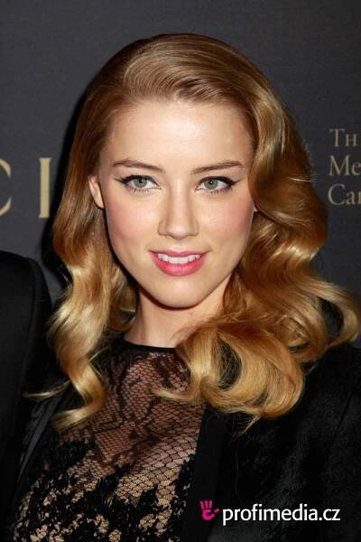 Amber Heard - celebrity účes - HappyHair