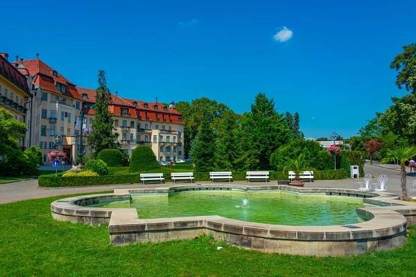 Tady se léčila smetánka! Dnes sem jezdí hlavně senioři z Maďarska, Češi těmito termály pohrdají