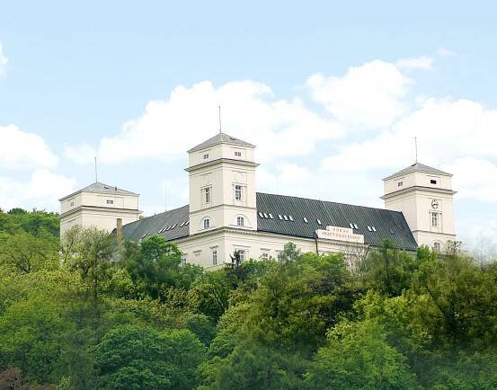Předzámčí zámku Račice, Račice-Pístovice