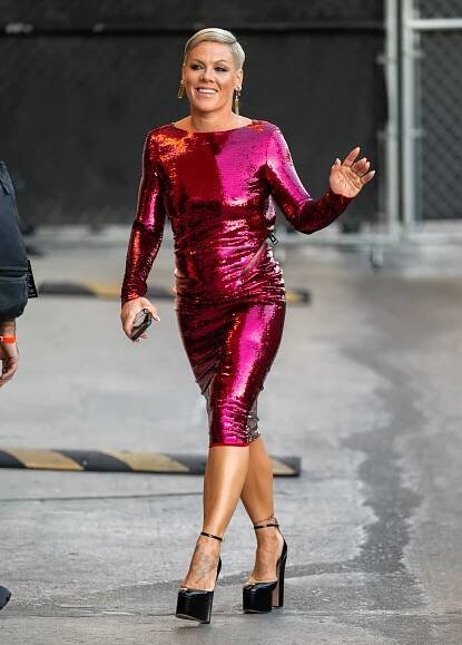Galerie: Vážnější, elegantnější, ale stále Pink! Evoluce stylu královny rebelek | Elle.cz