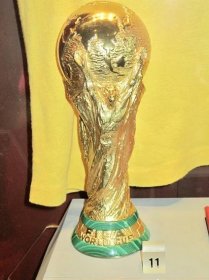 FIFA World Cup Trophy (Jules Rimet Trophy) v National Football Museum, Manchester 02.jpg