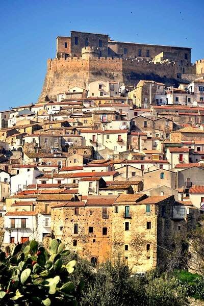 Rocca Imperiale, the scent of lemons at sea