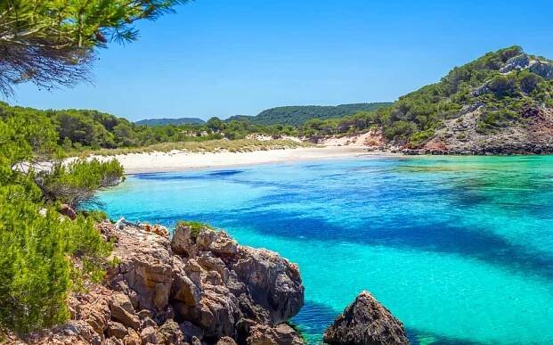 Hotelový animátor v destinaci Menorca
