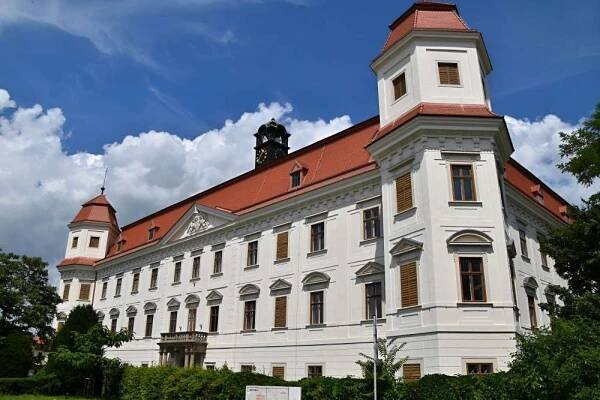 Zámek Holešov: Odhalte tajemné Versailles na Hané roku 1651!