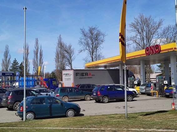 Ceny pohonných hmot klesají. Už se dá natankovat benzín i pod 40 korun za litr