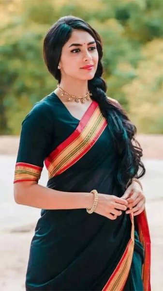 Mrunal Thakur's Saree looks: The 'Son of Sardaar 2' actor wows with her elegance