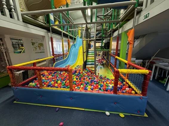 Obnova obalov konštrukcie interiérového ihriska Klatovy. - Playground