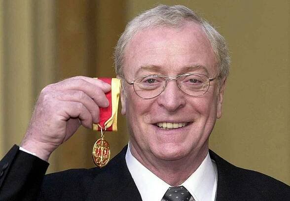 Britský herec Michael Caine ukazuje rytířský titul, který obdržel od britské královny Alžběty II.