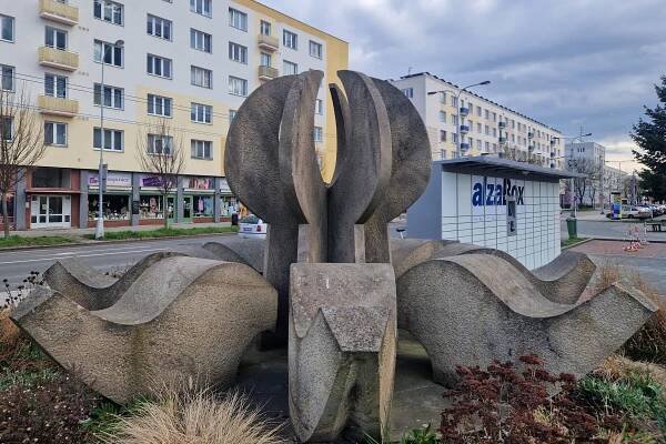 FOTO: To se nepovedlo. Alzabox v Hradci stojí hned vedle sochy Květu Polabí