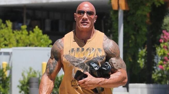 Neuvěřitelná cesta Dwayna Johnsona do posilovny. Takhle se The Rock zachoval k novinářům