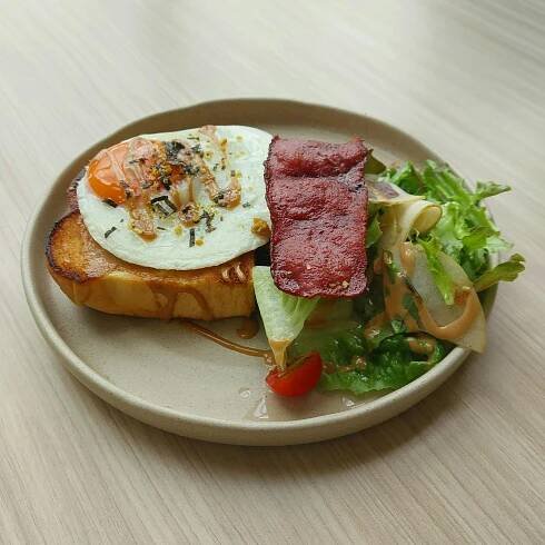 bezplatná Nádherný snídaňový talíř s vejci, slaninou na toastu a čerstvým salátem. Základová fotografie