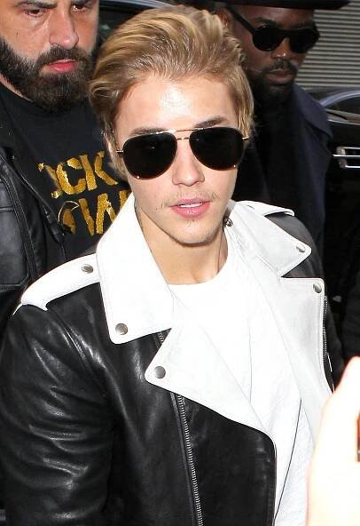 Jako dva dny neholený puberťák: Justin Bieber strašil na párty s příšernou vlnou a slizkým knírkem